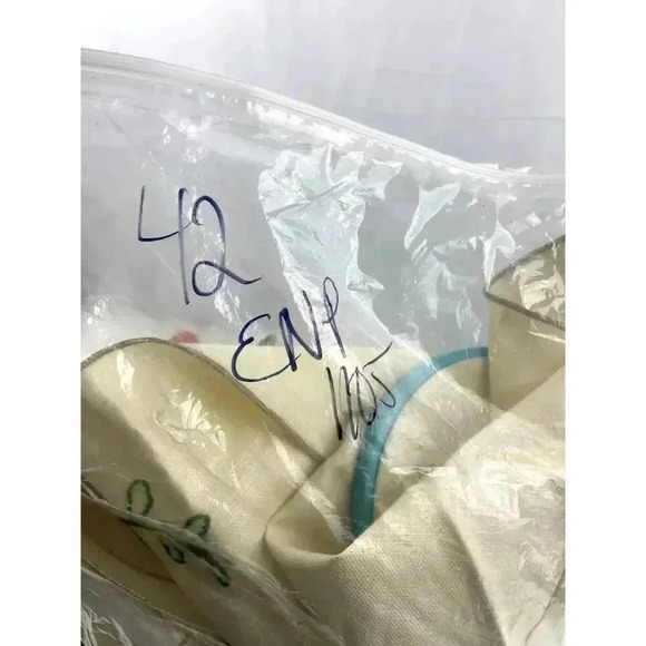 VTG Linen Embroidered Cloth Lot & Pack of Skeins Yarn Wool Guro Paternayan 42 PC - Picture 13 of 13